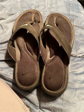 Nike Women’s Dark Brown Foam Flip Sandals with Logo Accent